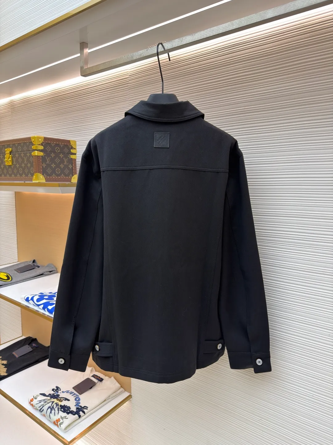 LOUIS VUITTON checkerboard pocket zipper jacket ●Item number: 1682123-B50 ●Material: cotton twill fabric ●Technology: heat-pressed lamination ●Color: black ●Version: fitted version ●Weight: about 860 grams ●Size: S-M-L-XL ●Description: This Louis Vuitton black lapel zipper jacket shows the brand's exquisite craftsmanship. The body is made of high-density twill fabric. It has been pre-shrunk and shaped and ironed to give the fabric a crisp silhouette and wrinkle resistance, smooth touch and excellent wear resistance. The placket is equipped with a customized metal zipper. The zipper teeth are precision polished and gold-plated, making it smooth and durable. The zipper head is engraved with the brand's classic logo, and the details highlight the texture. The body pockets are made with welt bag technology, and the edges of the pockets are reinforced with double-needle stitching, which not only ensures practicality but also makes the fit neater. The chest patch pockets are spliced ​​with fabrics of different textures, and the hot-pressing lamination process makes the splices smooth and free of glue marks. The lapel part has been three-dimensionally cut and hand-drawn to fit the neck line and is not easily deformed. Every stitch follows strict stitch length standards, perfectly combining simple design with exquisite craftsmanship. The overall wiring is straight and delicate, the fabric is comfortable and soft, and the color is consistent without color difference. It can be matched with the same style to create a fashionable look and control various occasions. Customized accessories, complete with three standards, same style for men and women!